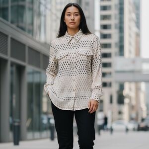 TOMMY HILFIGER LONG SLEEVE CLASSIC HI-LOW POLKA DOT BLOUSE SIZE MEDIUM